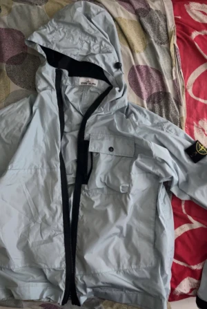 Stone island jacka  - Stone island regnjacka storlek M/L Stone island jacka som har har haft på mig 3 gånger ungefär  I jättebra skick Har endast kvitto digitalt så det är därför pris är så betydligt lågt  Kan mötas runt sthlm 