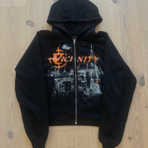 Vicinity zip-up hoodie - Vicinity zip-up hoodie från deras halloween Collection. Bra skick för priset.  Storlek: S/M  Skriv gärna för mer bilder eller något annat!