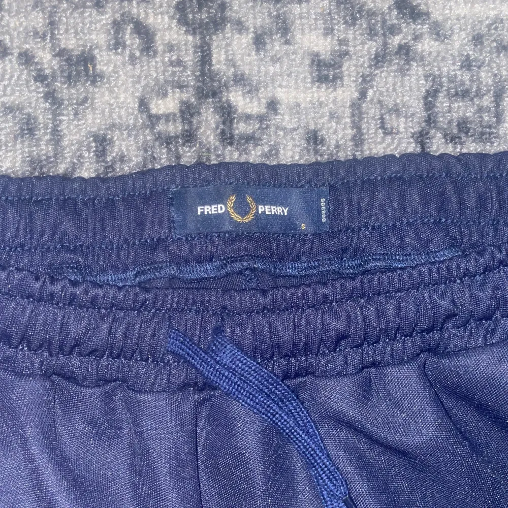 Säljer ett par as sköna fred perry byxor. 9/10 skick. Väldigt sköna! Pris 300kr. Jeans & Byxor.