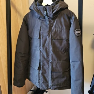 Canada Goose Maitland Parka - Canada Goose Black Label Maitland Parka. Sitter TTS. Bra skick, kan kemtvättas innan den skickas. Riktigt varm och tålig vinterjacka som håller livet ur och aldrig går ur stil. Köpt på SSENSE, nypris är 11 000 kronor. 