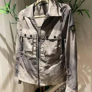 Belstaff windbreaker - Skön och snygg windbreaker, normal passform och passar ungefär XS-S,  Nypris 275 euro eller ungefär 3100kr mitt pris 1200kr Kvitto från butik finns och medföljer om önskas Bara skriva om funderingar