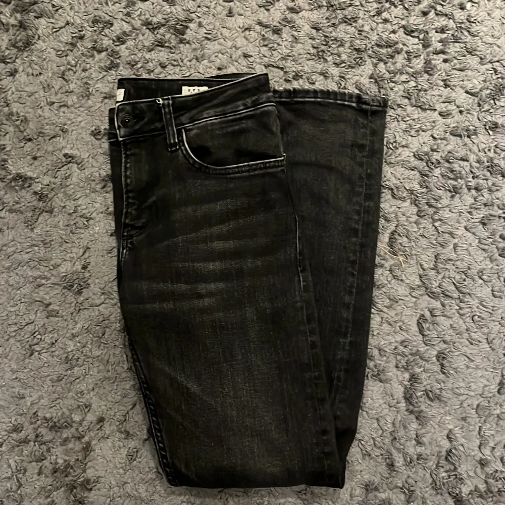 Ett par sparsamt andvända slimfit jeans. Jeans & Byxor.