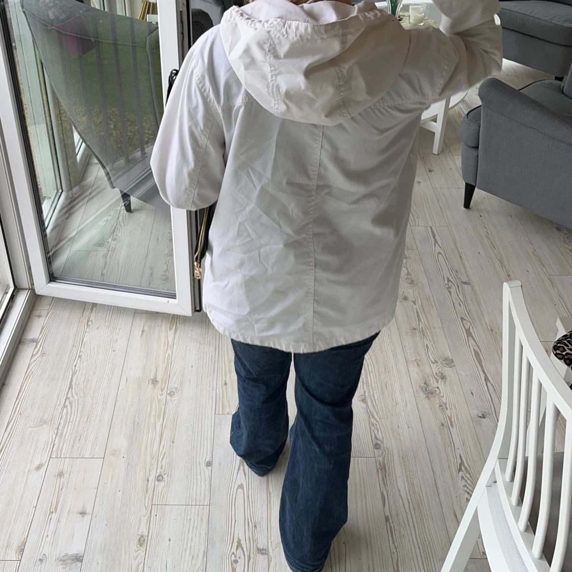 Vit vindjacka med huva - 92