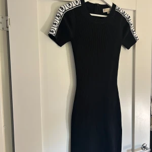 Michael kors klänning - Använd endast en gång Stretch med ribbat tyg och dragkedja i ryggen.  Nypris 1500 kr, säljer för 900 kr
