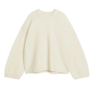 Arket Stickad Tröja - ”Tröja i alpacka och ull” från Arket. helt slutsåld på hemsidan💓säljer då jag knappt använder den tyvärr. I nyskick 🔥