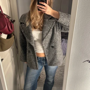 Kappa - Supersnygg kappa från design by si, använd en höst/vinter så i väldigt fint skick bortsett från att den är lite nopprig. Nypris 823 kr😊