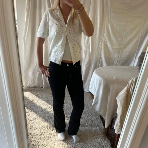Vit t-shirt blus  - Linné material, brodyr och vintage. 