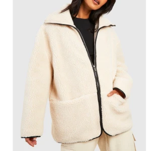 Teddy jacka  - Säljer denna Teddy jacka i storlek 36, helt oanvänd med prislapp kvar!☺️