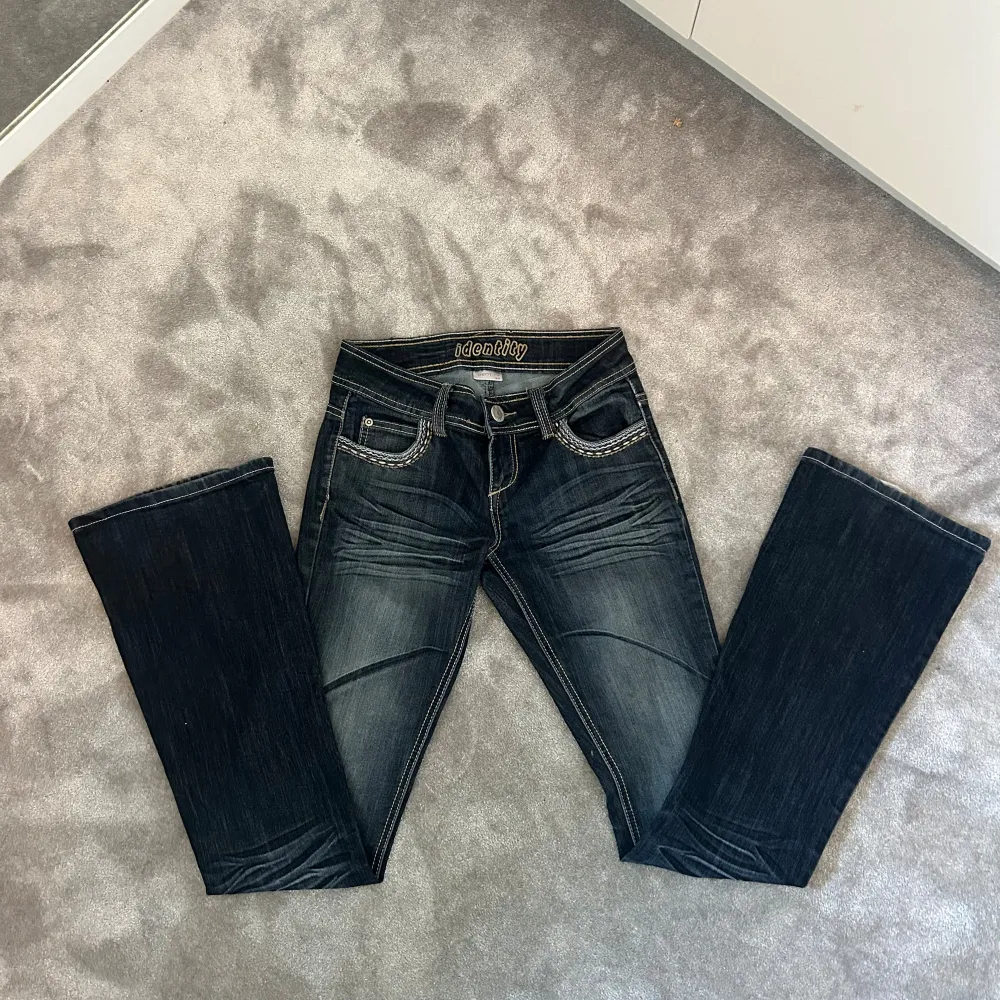 Lågmidjade bootcut jeans från identity💖midjemått: 34cm och innerbensmått: 82cm💖💖försmå för mig så kan inte visa på💗. Jeans & Byxor.