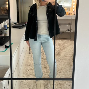 Jacka - Jättecool jacka med nitar på, från zara & säljs inte längre ❣️ 