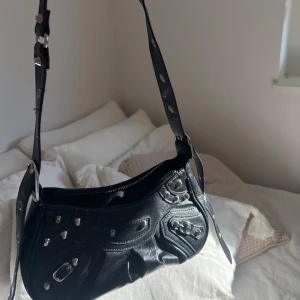 Väska - Axelremsväska med nitar på 🙌 Inte använd alls mycket