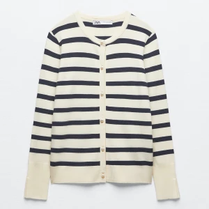 Kofta från zara - Fin kofta från zara med fina knappar. Strl s. Använd en gång.