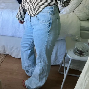 Jeans från COS - Jeans från COS. Inte använda på länge, bra skick. Lite slitna längst ner då dom är ganska långa. Storlek 29. Passar S/M beroende på hur man vill att dom ska sitta. Jag har dom ganska lågmidjat. 