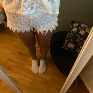 Vita spets shorts - Säljer ett par supergulliga vita shorts i spets. De har en fin volangdetalj längst ner! säljer pga för små💗