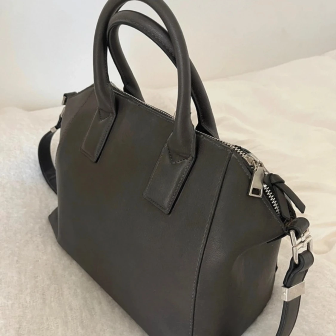 Mörkgrå handväska - 91