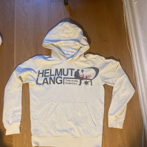 Helmut Lang  - Super snygg Helmut Lang  Tryck och embroydery  Super fint skick men två knappt synliga hål vid fickan  Stolek s men sitter aningen story  Pris diskuterbart  