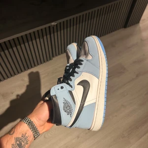 Jordan 1 Univeristy Blue  - Storlek 42,5, Väldigt fint skick, tyvärr ingen låda kvar då det försvann i flytt, därav priset.