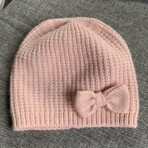 2 par ljus rosa vantar och 1 mössa  - Storlek på mössan är 4-8 och vantarna är 4-6 Det är ljusrosa på alla 