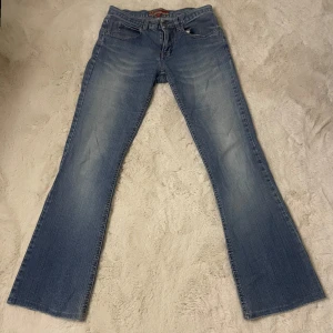 Only jeans - lågmidjade bootcut jeans från Only, säljer då de inte kommer till användning💕