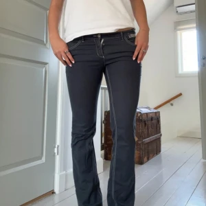 Lågmidjade jeans - Säljer dessa jättesnygga lågmidjade bootcut jeansen som ja köpte på Vinted💕 säljer då de nt passade💕 strl 30/31💕 säljer för 80 kr💕 är inte riktigt jeansmaterial