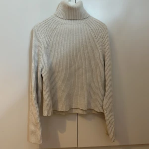 Tröja  - Köpt från H&M för 499. Bra skick. Pris går att diskutera.