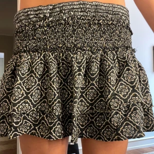 Kjol - Hej säljer denna supersnygga volang kjol från zara!