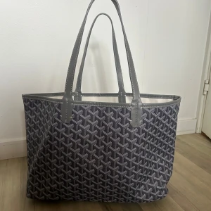 Handväska - Superfin handväska, aldrig använt så i helt nytt skick!