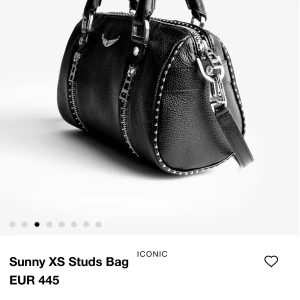 Zadig Voltaire väska - En jättefin svart väska från Zadig Voltaire. Köptes sommaren 2023 men är i perfekt skick. Den köptes från Zalando, kvitto kan jag förmodligen hitta.