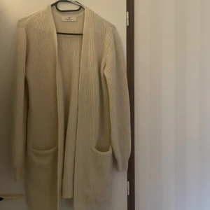 Stickad kofta🫶🏼 - Köpte den längesedan från H&M. Den kommer i storlek 146/152. Fin vit färg, men den har fläckar. Bilden finns på en av dessa bilder jag ladda upp❤️ Prisförslag går absolut bra👍🏼🫶🏼