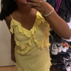 Gul kortklänning - Säljer denna fina klänning med volanger från H&M eftersom den aldrig kommit till använding! Den är endast testad Skriv för fler bilder eller frågor💞💞