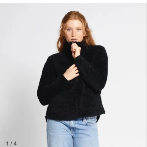 Fleece kofta - Hej,säljer denna fina fleece kofta eftersom den inte kommer till användning. Den är i storlek M passar S. Har använts ett par gånger. Köpet i 157 lager.