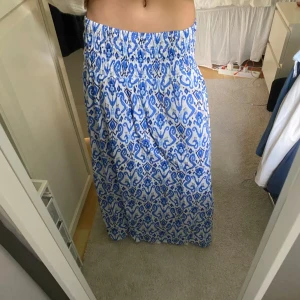 Vacker kjol - Så vacker långkjol köpt på en småbutik i Ljusdal, nypris 650kr med lappen kvar. Storlek 38 men passar mig som har 32-34🩷🩷🩷