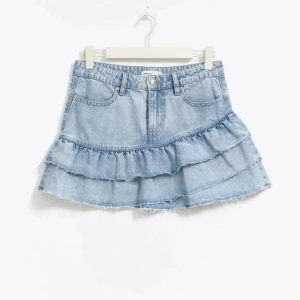 Volangjeans kjol - Säljer denna sjukt snygga Jeanskjol med volanger. Väldigt eftertraktad därav priset. Använd en gång och har inga deffekter och  är skit snygg. 🩷  