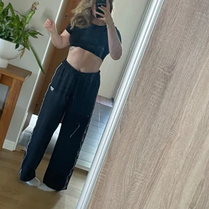 Reebok losefit pants - Reebok sportbyxor i luftigt material. Rak passform med knyte i midjan. Inga fickor. Jag är 170cm för referens.