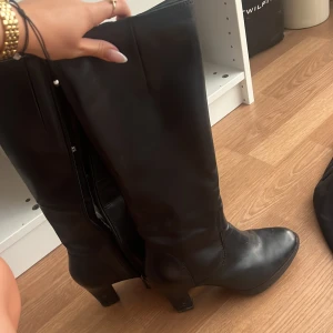Svarta boots - Använt men fint skick, säljer då de tyvärr är lite små för mig!
