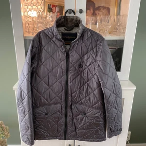 Henri Lloyd stl S Vintage - Det här är en lättviktsjacka från Henry Lloyd stl S. En klassisk jacka som aldrig går ur tiden. 8/10 i skick med hög kvalitet.