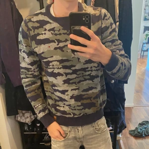 Tommy Hilfiger Camo Sweater - Tjocktröja från Tommy Hilfiger Camouflage mönster  Storlek S, knappt använd, inga synliga defekter.