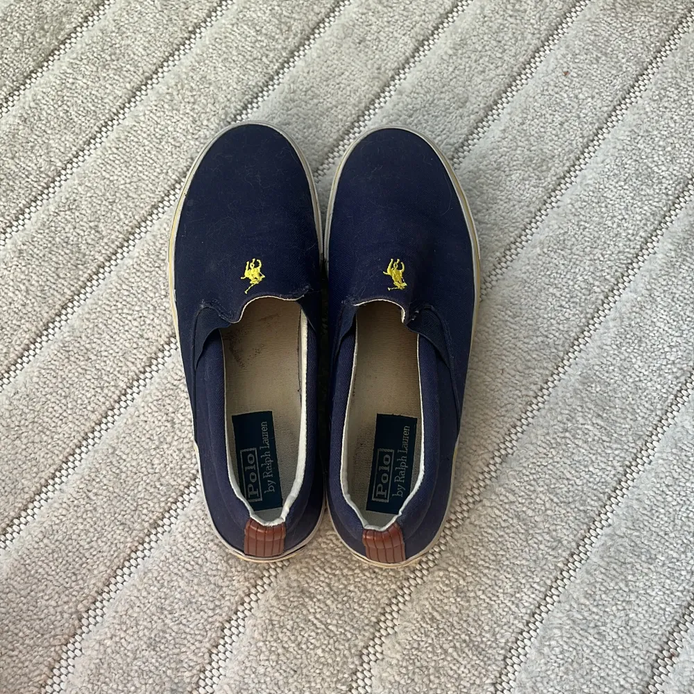 Superfina slip ons från Ralph Lauren. Använda men gott skick!. Skor.