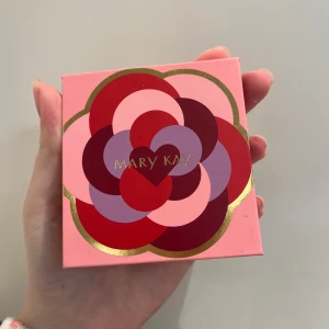 Ögonskuggs palette - Säljer denna ögonskuggs paletten från Mary kay.  Väldigt fin men kommer ej till användning. Nypris 399 kr, mitt pris 199