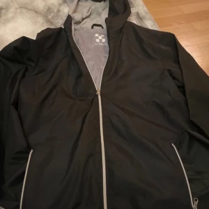 Aucklad wind jacket, black - Helt ny inga skador