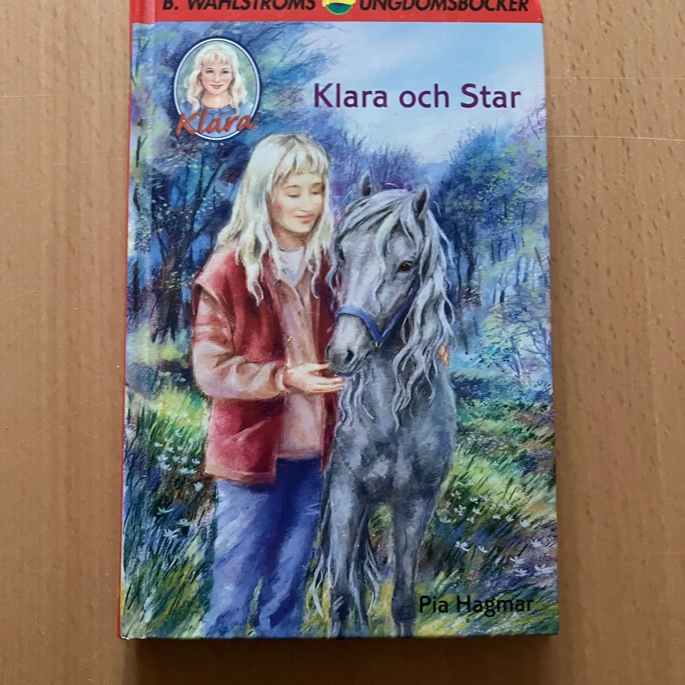 3 böcker i bra men något äldre skick av Klara - serien! Klassiker, populära och perfekt till present/julklapp för den hästintresserade. Hyfsad lättläst text. Säljer fler, se resterande annonser. Skriv om annan bok önskas. 15 kr/styck, 3 för 30. Böcker.