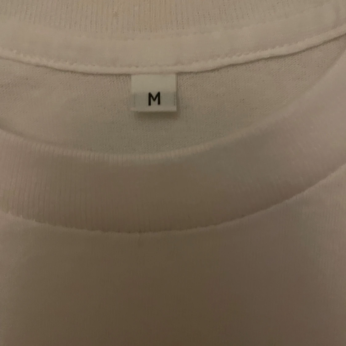 Vit t-shirt med retrotryck - 91