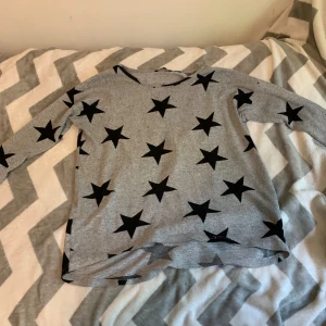 Grå stjärn tröja  - Säljer den för att jag tyckte inte den passa mig och ha använt 2 gånger  Jag vet inte märket 