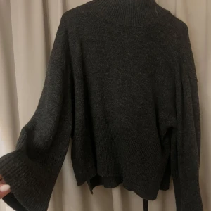 Grå stickad tröja  - Grå stickad tröja som inte kommer gilla användning. 