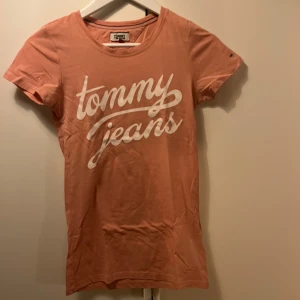 Tommy Hilfiger T-shirt  - Rosa/aprikos Tommy Hilfiger T-shirt. Fint skick. Strl Xs.