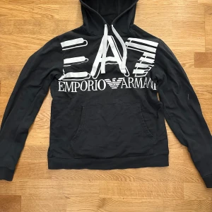 Armani hoddie  - Säljer min armani hoodie.