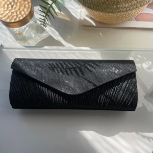 Balväska kuvertväska  - Säljer min balväska från Tamaris! Endast använd på balen så den är princip i nyskick. Den är 13x27x6 cm☺️