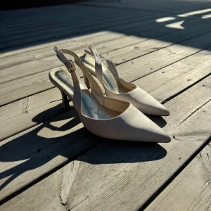 Klackar  - Superfina klackar i en pärlemovit färg. Använda en gång. Passar perfekt till bal! 