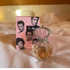 One direction parfym - Säljer återigen denna ”our moment” parfym eftersom det blev lite krångligt förra gången. Allt finns kvar förutom ett klistermärke som jag har för mig följde med när jag köpte den🤗50ml men är ungefär halvfull