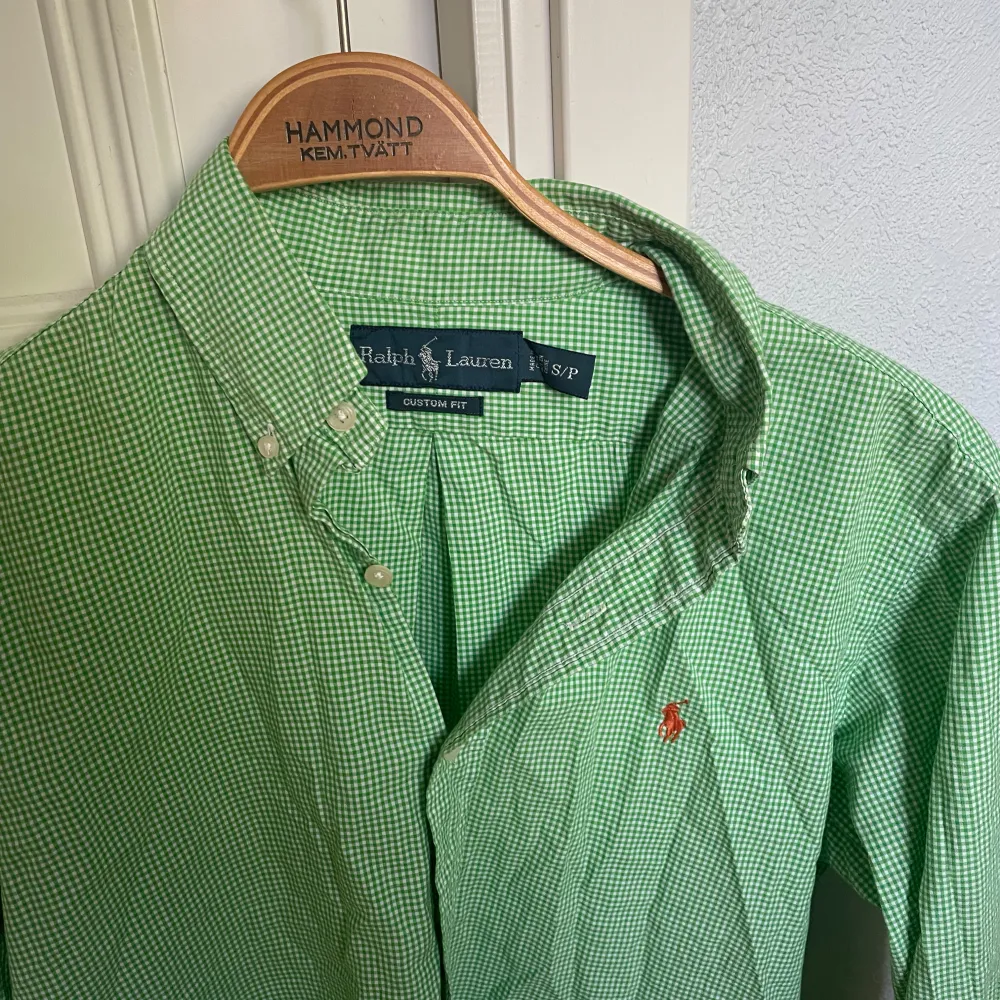 Grön-Vit rutig Ralph Lauren skjorta. Storlek: S, custom fit. Skick: 9/10. Nypris: 1600kr. Kontakta oss för fler bilder eller info!🙌. Skjortor.